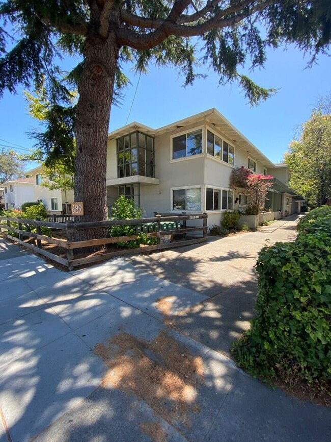 Building Photo - 689 Roble Ave