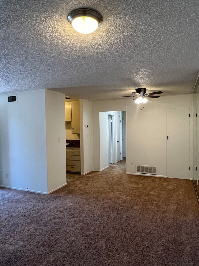 Foto del edificio - UPSTAIRS 2 BED UNIT IN ROSEVILLE!!