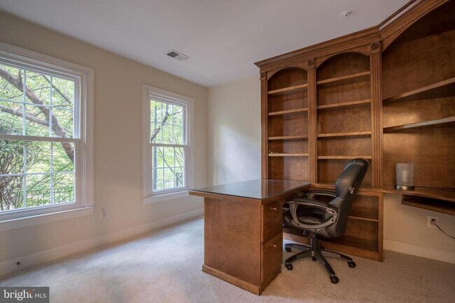 Building Photo - 2427 Fairfax Dr