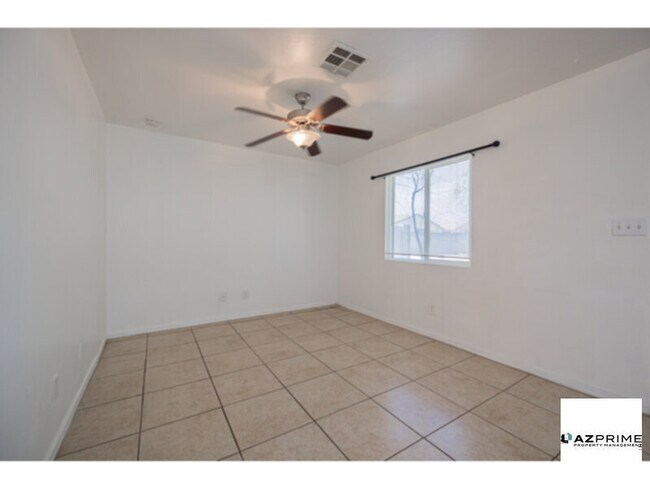Foto del edificio - Step into this inviting 3/1 Phoenix Apartm...