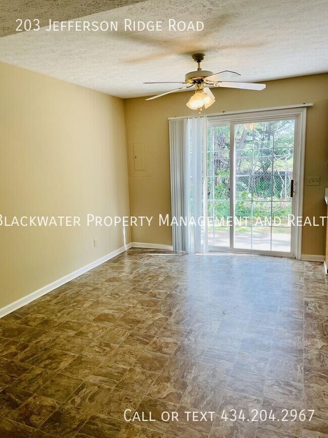 Foto del edificio - 203 Jefferson Ridge Rd