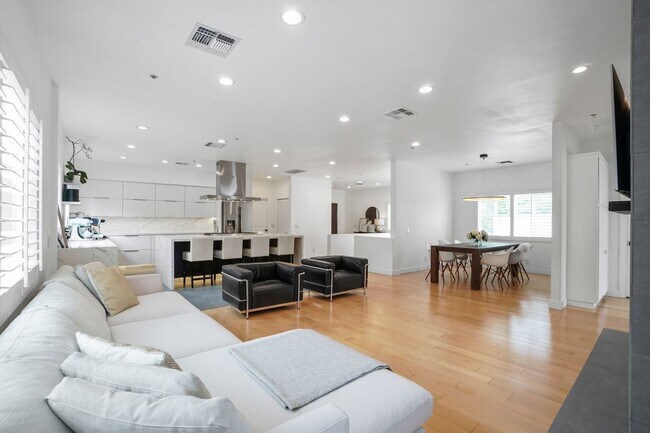 Foto del edificio - Luxury Living Awaits: Remodeled Woodland H...