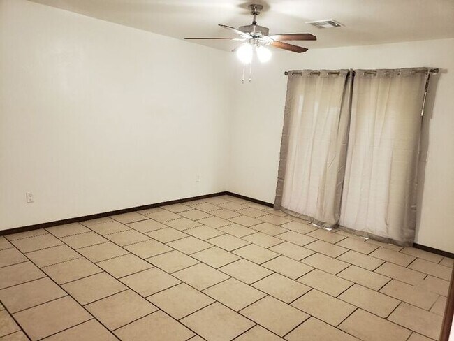 Building Photo - Apply Now! This Duplex Will Go Fast!