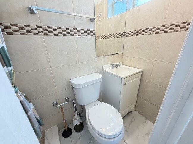 Building Photo - 912 NW 9th Ave