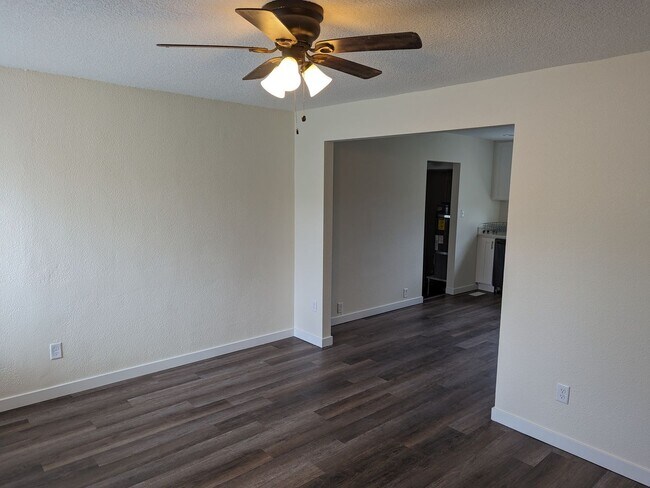 Foto del edificio - UPDATED! Salem Home with NEW Paint, LVP Fl...