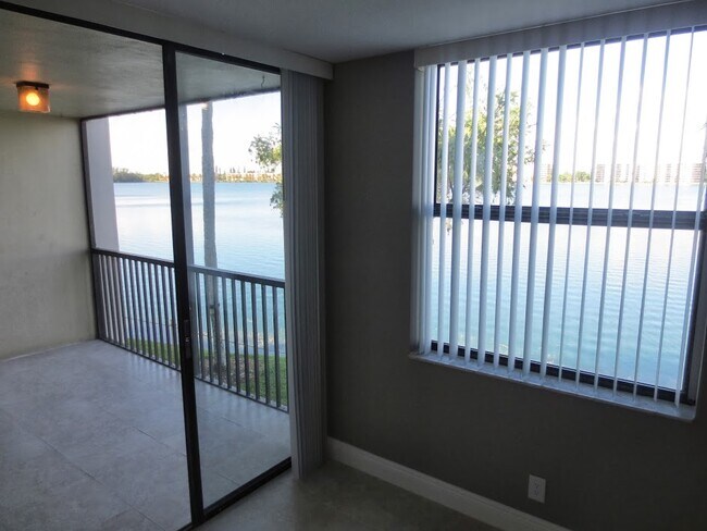 Foto del edificio - 118 Lake Emerald Dr