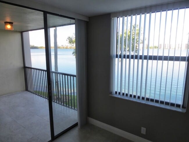 Building Photo - 118 Lake Emerald Dr