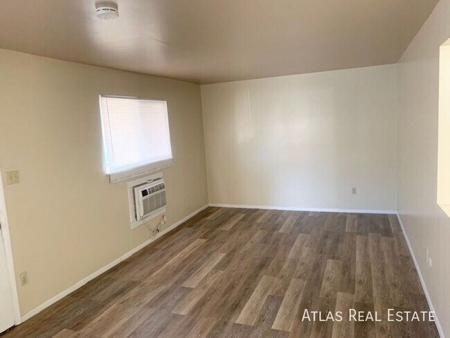 Photo - 2707 N Chestnut St Apartment