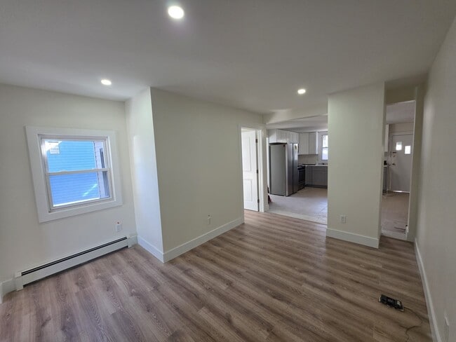 Livingroom. Entry door view. - 109 Ralph St