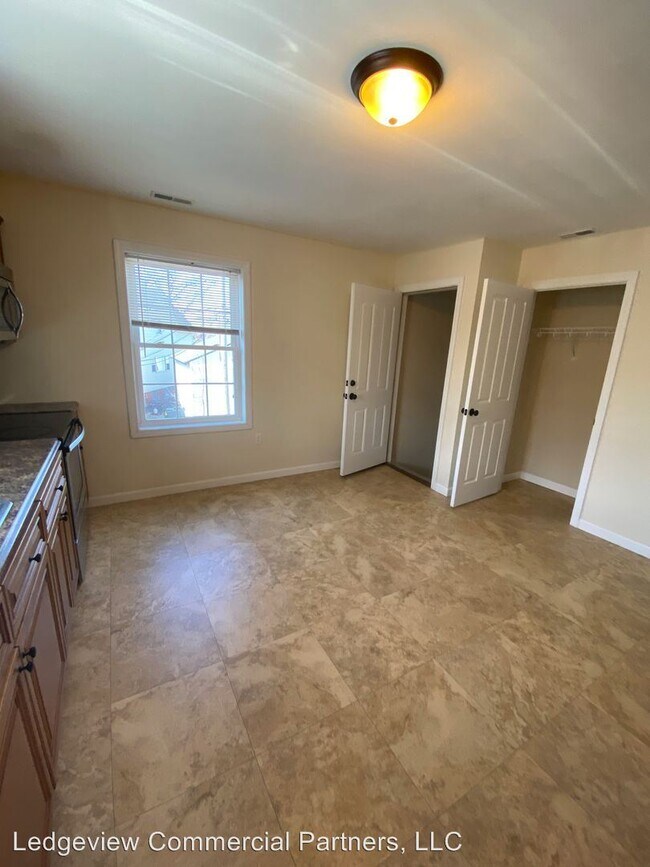 Building Photo - 238 Ash St