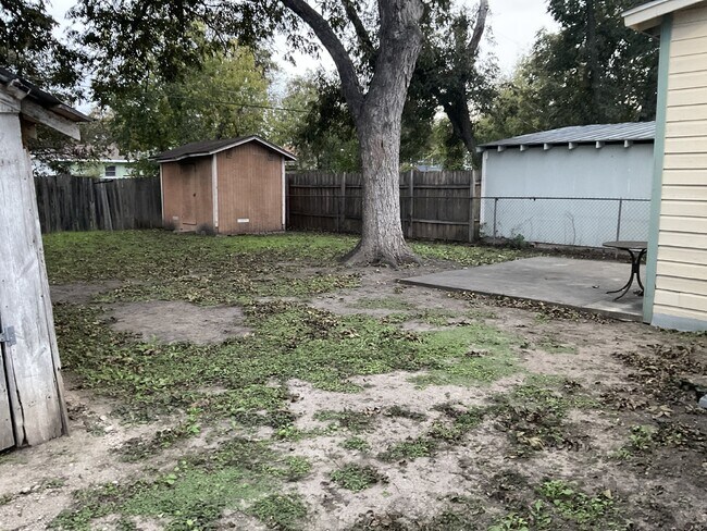Building Photo - Large 3/2 home for rent