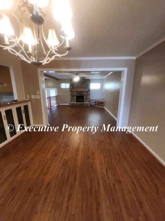 Building Photo - 1009 Robertson Ave