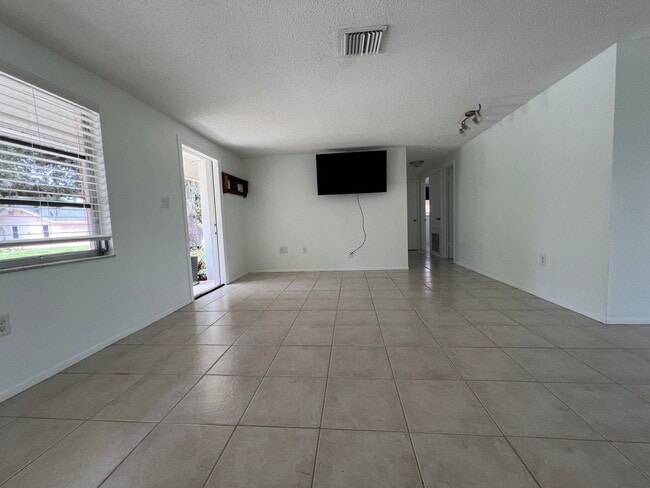 Building Photo - ** Annual ** 2 Bed / 2 Bath ** Single Fami...