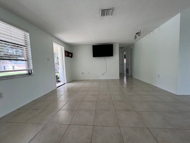 Foto del edificio - ** Annual ** 2 Bed / 2 Bath ** Single Fami...