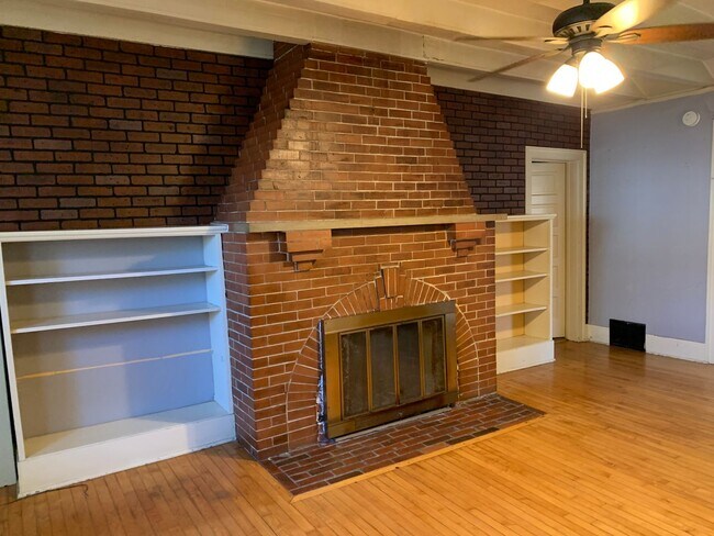 Foto del edificio - 1BR/1BA duplex in Joplin, MO with car shed, and extra room!!!