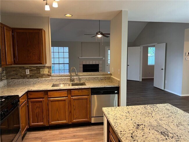 Foto del edificio - 4714 Castleman Dr