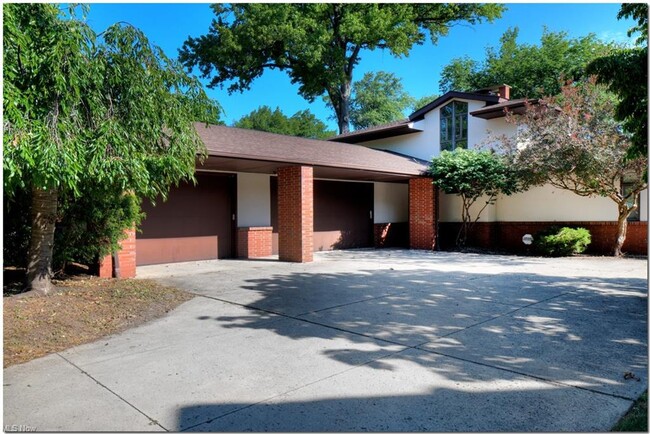 Building Photo - 11200 Edgewater Dr