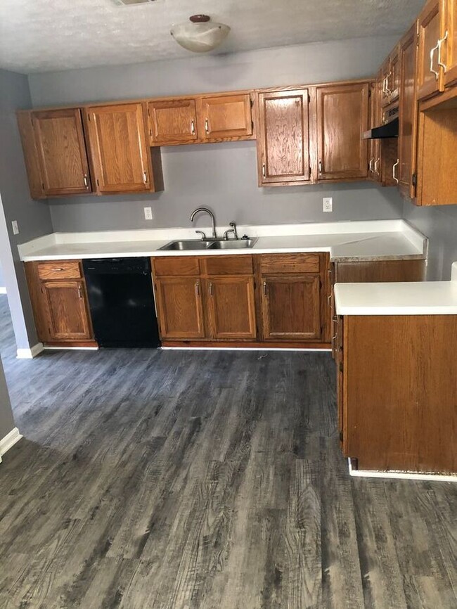 Building Photo - Beautiful Newly updated 3 Bedroom 2 bathro...