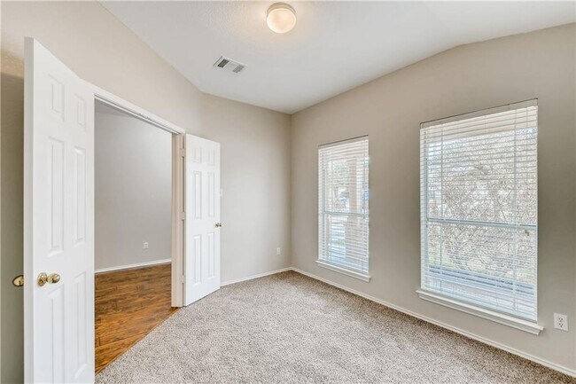 Foto del edificio - 229 Killian Loop