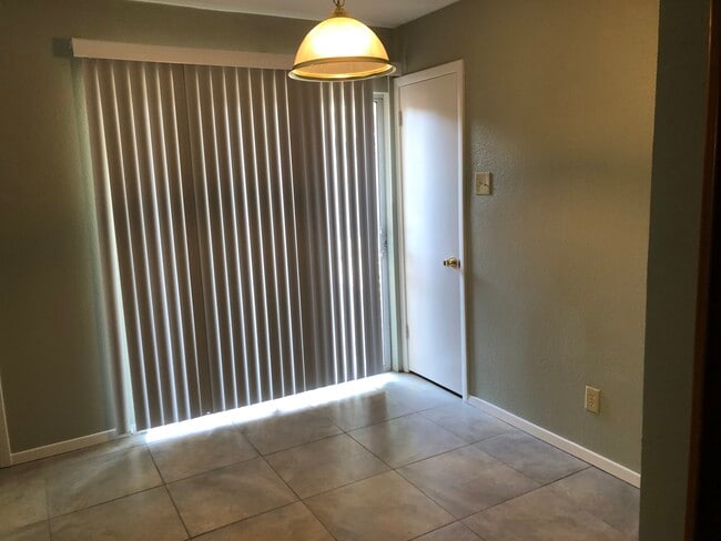 Kitchen eating area - view from 2nd living room - 2927 Lawrence St