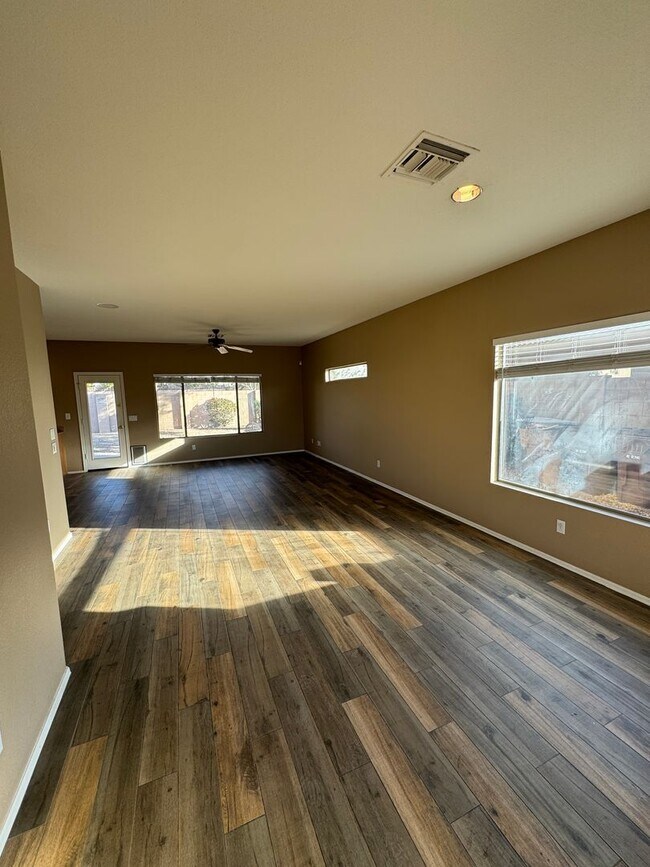 Foto del edificio - 9450 W Quail Ave