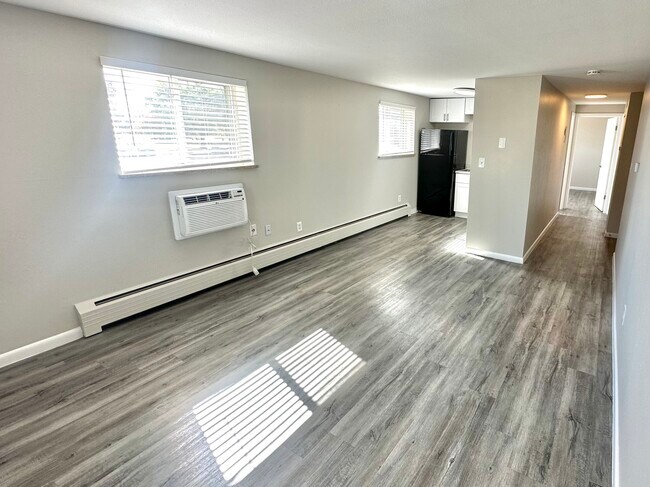 Ingrese a este apartamento luminoso y contemporáneo que cuenta con elegantes acabados y abundante luz natural. - Allison West Apartments
