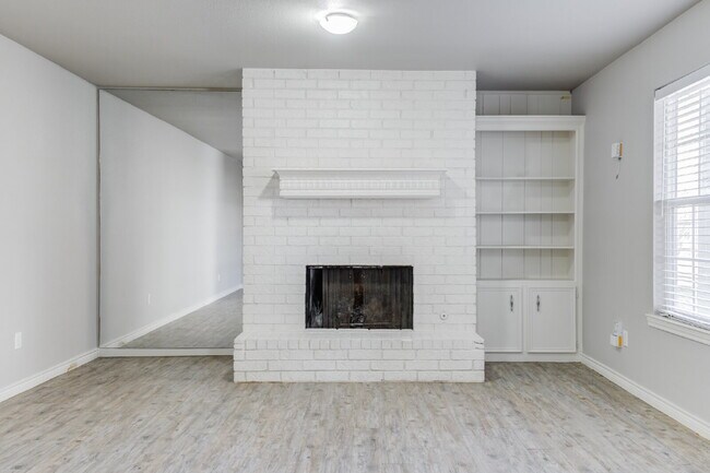 Foto del edificio - Two Story, 2 Bed / 1.5 Bath Duplex with Mo...