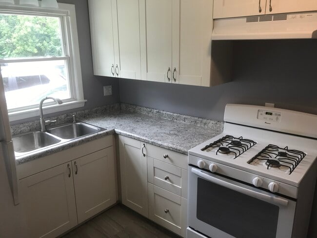 Building Photo - 121 Caroline Ct