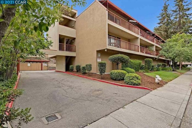 Building Photo - 1600 Carmel Dr