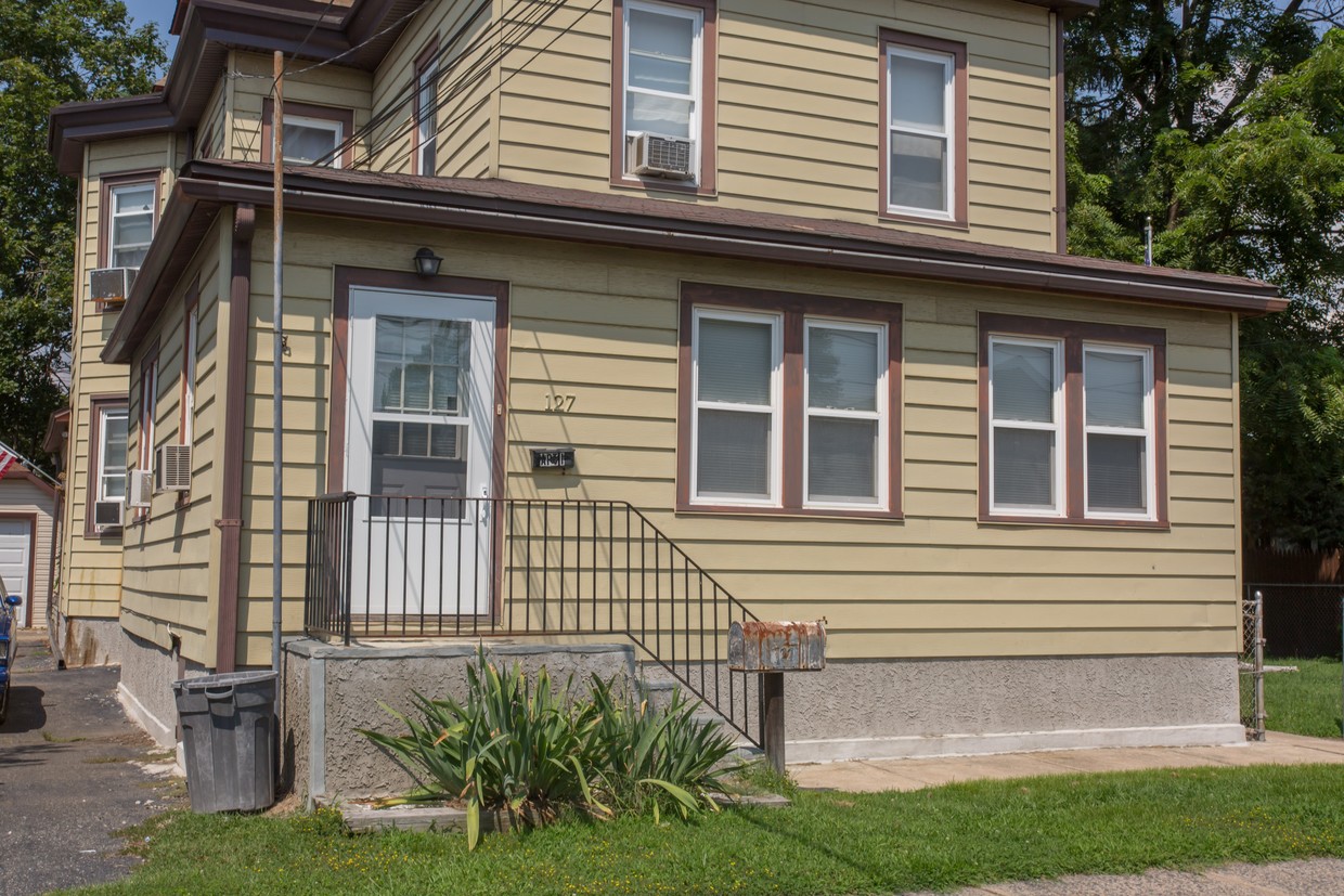 1st floor front apartment - 127 Saude Ave