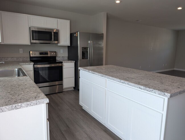 Building Photo - Beautiful Home located in Robinson Park!