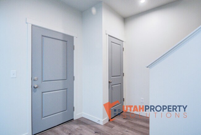 Building Photo - 1013 W 400 S