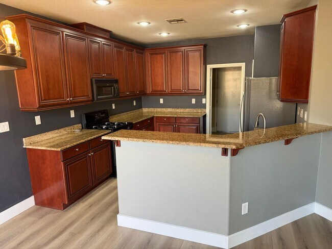 Foto del edificio - Beautiful 2-Story Townhome in Gated Area w...