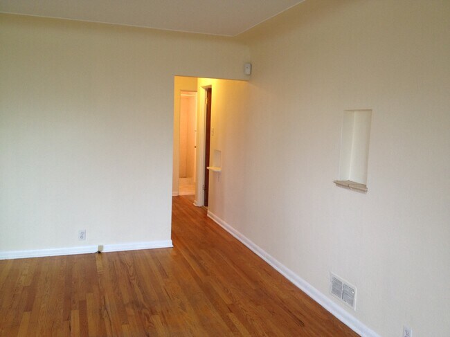 Living room and hall to bedrooms - 1532 Tamarac St