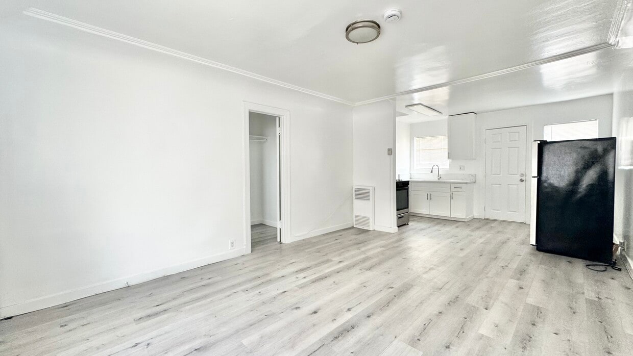Primary Photo - 517 1/2 W 42nd Pl