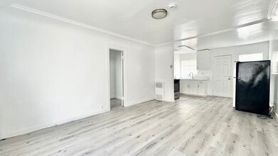 Building Photo - 517 1/2 W 42nd Pl