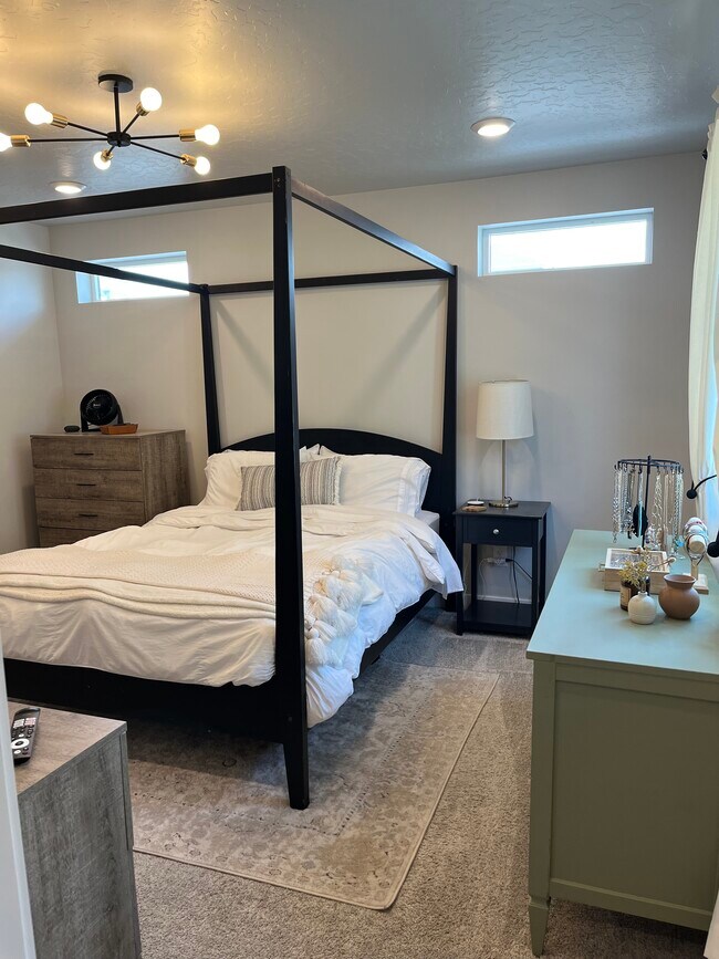 Building Photo - 246 S Meadowbrook Ct