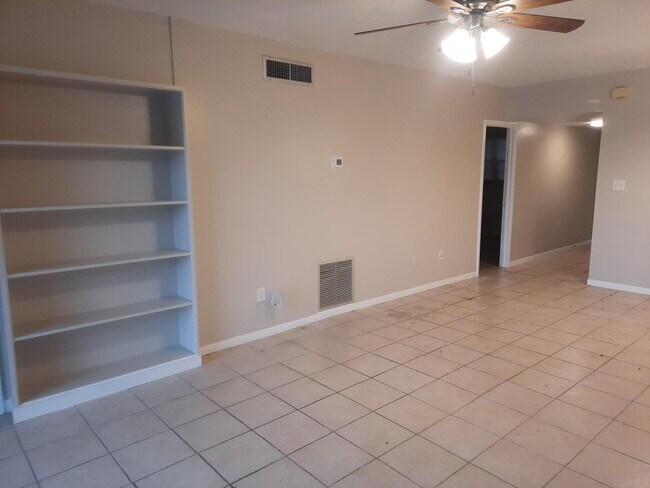 Foto del edificio - 2050 Oleander Blvd