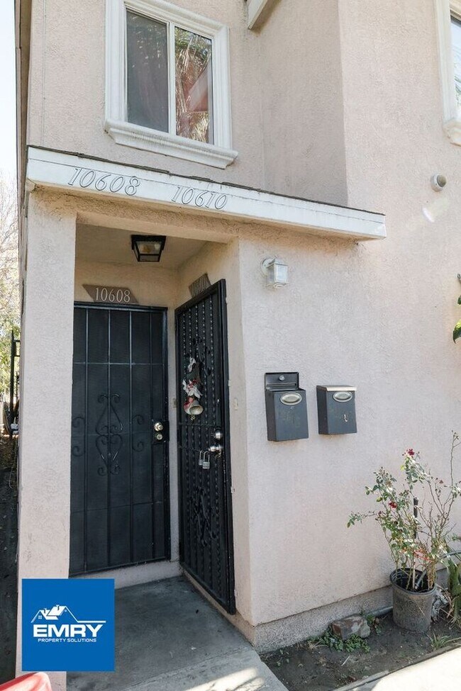 Building Photo - Gated/Secure 3 bed, w/ 2 Parking Spaces, Washer/Dryer Hookups