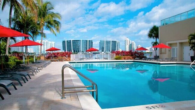 Foto del edificio - 18100 N Bay Rd