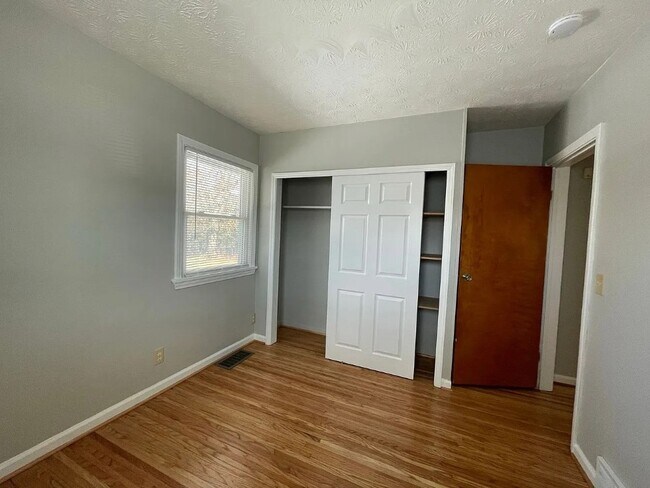 Foto del edificio - 1067 Long Pond Rd
