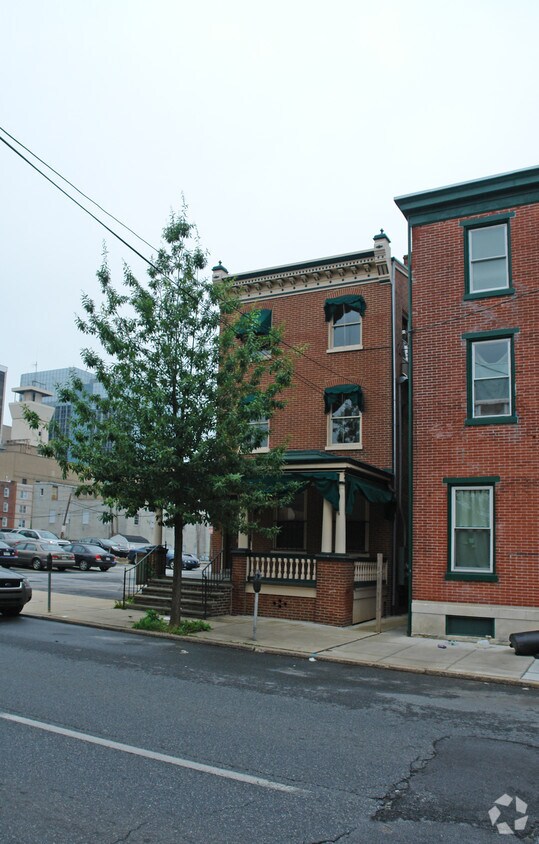 Building Photo - 802 N Washington St