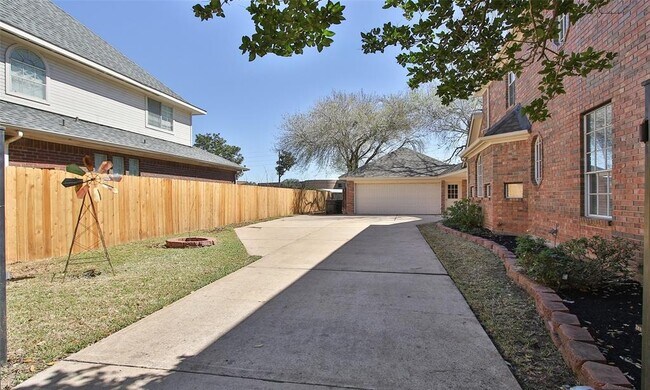 Building Photo - 2715 Oakland Dr