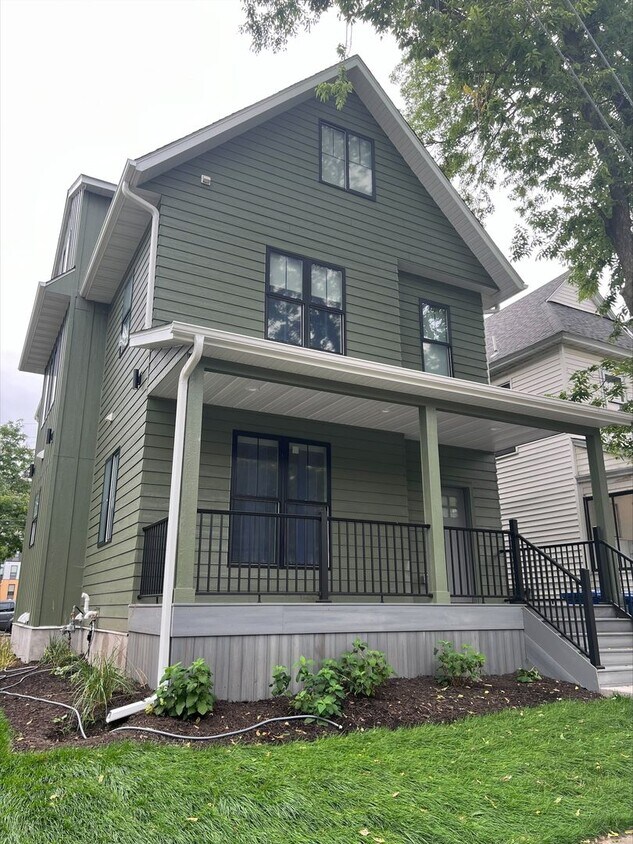 Primary Photo - Remodeled 10 Bedroom House in Dinkytown!