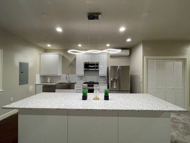 Foto del edificio - Completely Renovated Studio in Quiet Resid...
