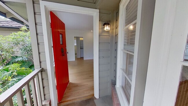 Foto del edificio - Stunning 2 bed / 2 bath Home with hot tub on Foothill!