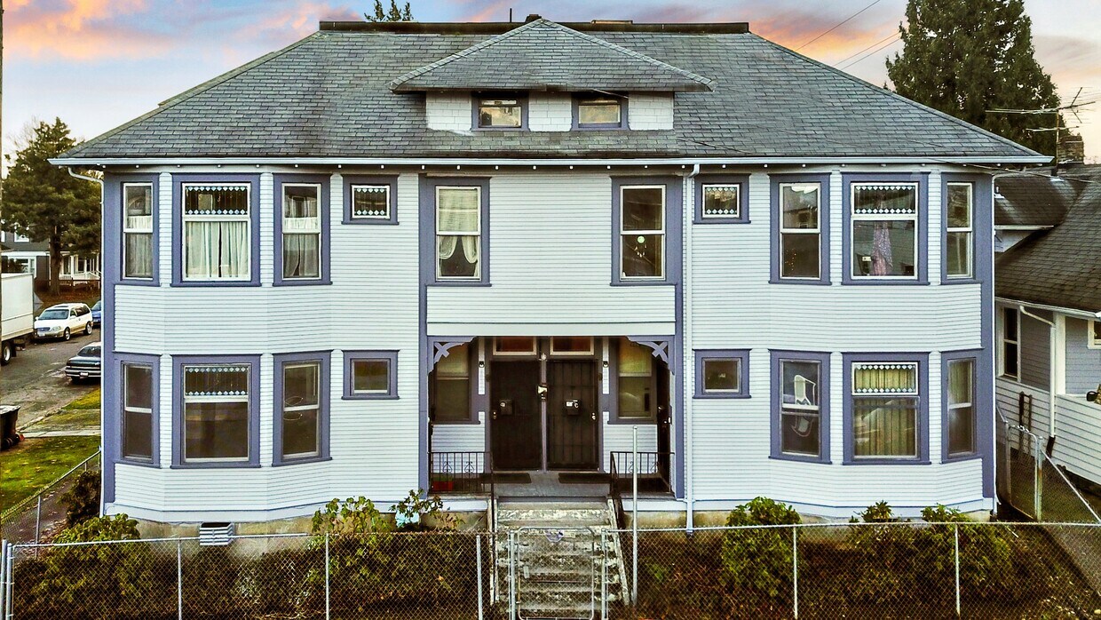 Foto principal - Charming 2BR Home in Prime Tacoma Location...