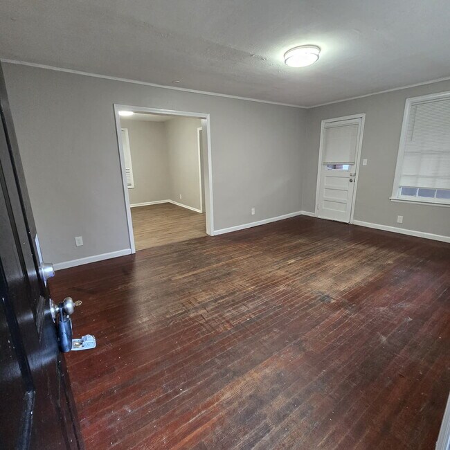 Foto del edificio - Full brick 3 bedroom, 1 and half bath home with screened in side porch, and an attic for extra st...