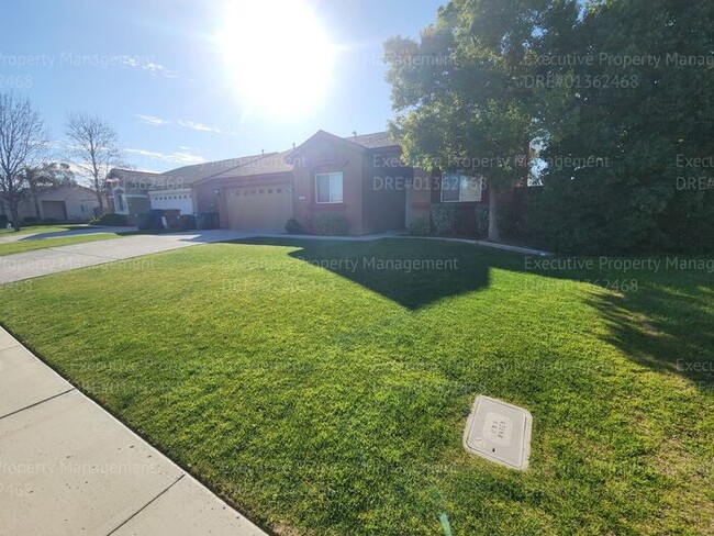 Building Photo - Spacious 4 bedroom 2 bathroom house.