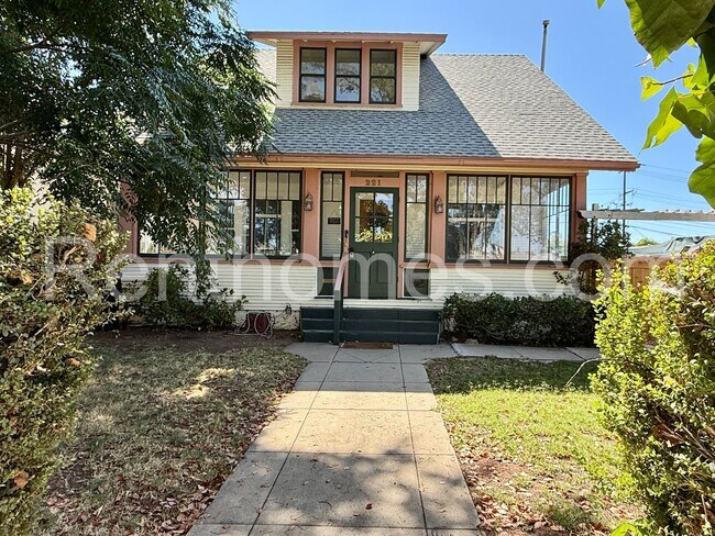Building Photo - 221 W 8th Ave